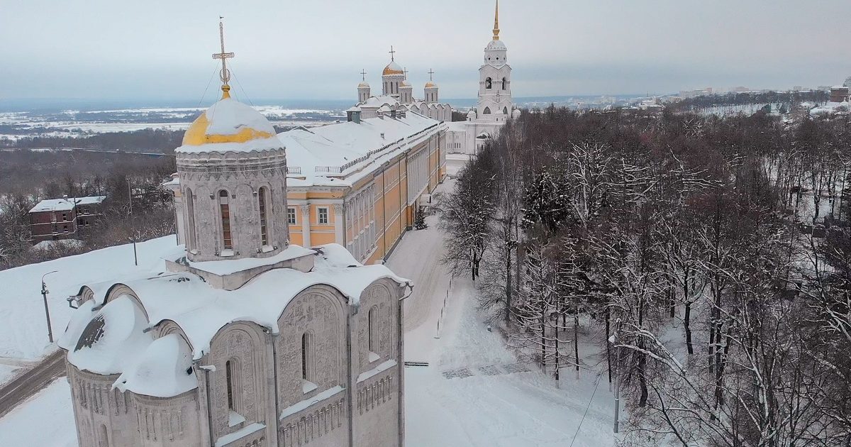Дмитриевский собор, Палаты и Успенский собор зимой.