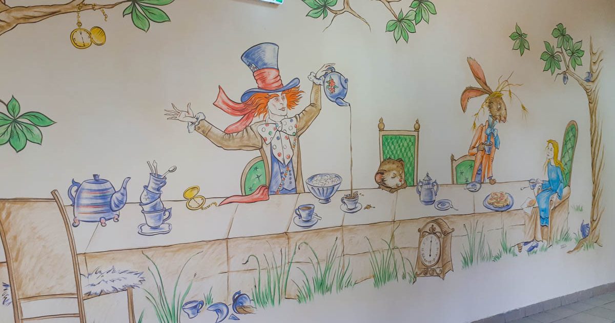 1 сентября школьников встретят Алиса, Кролик и Безумный Шляпник