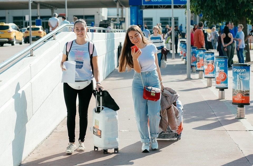 Туристы с чемоданами в аэропорте