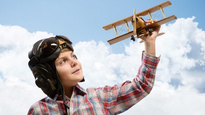 Мальчик с моделью самолета