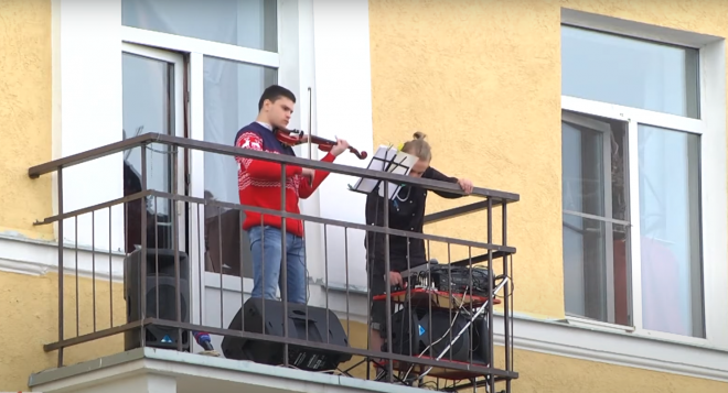 Скрипач на балконе. Фото "Призыва" 