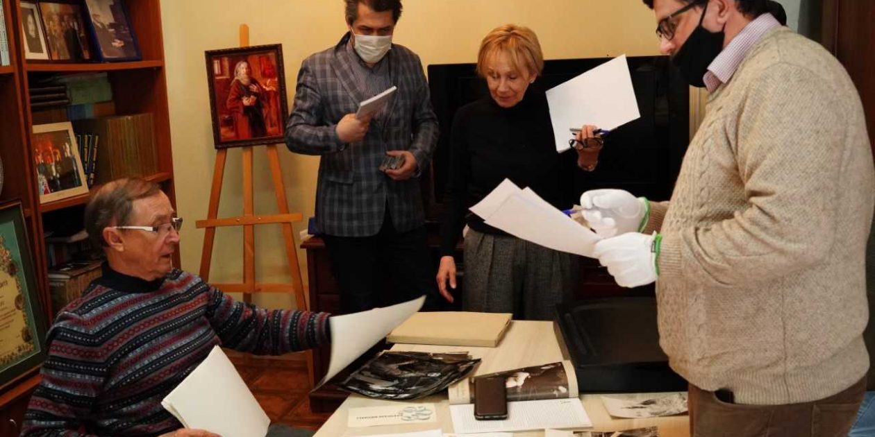 Николай Бурляев передает экспонаты в музей Тарковского
