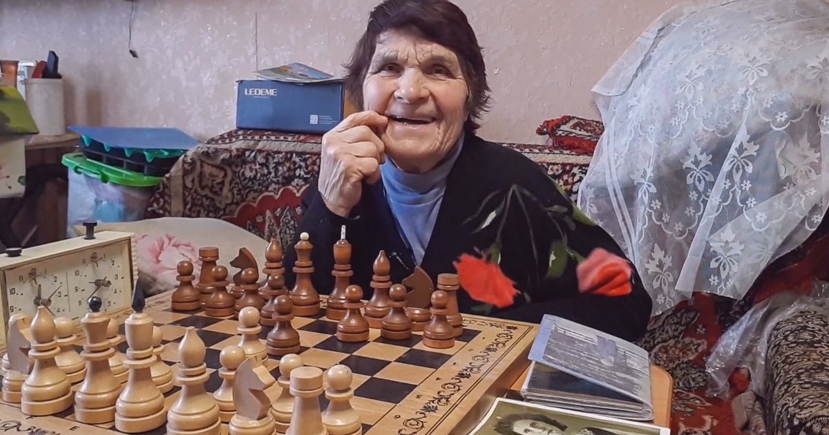 Бабушка играет в шахматы