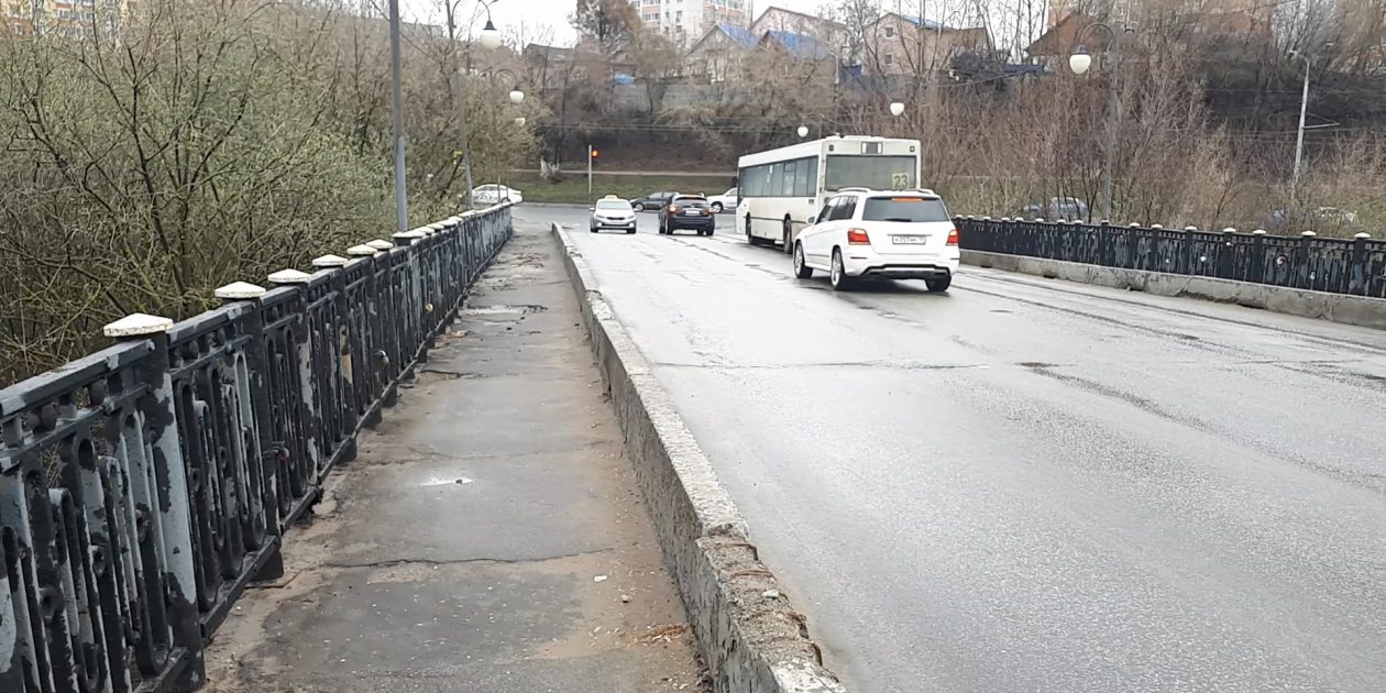 Дорога и тротуар на мосту у ДдЮТ разрушены