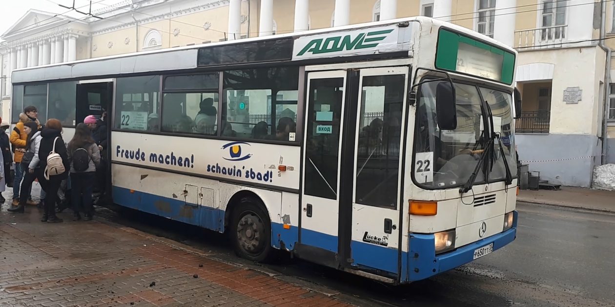 Автобусы едут по городу