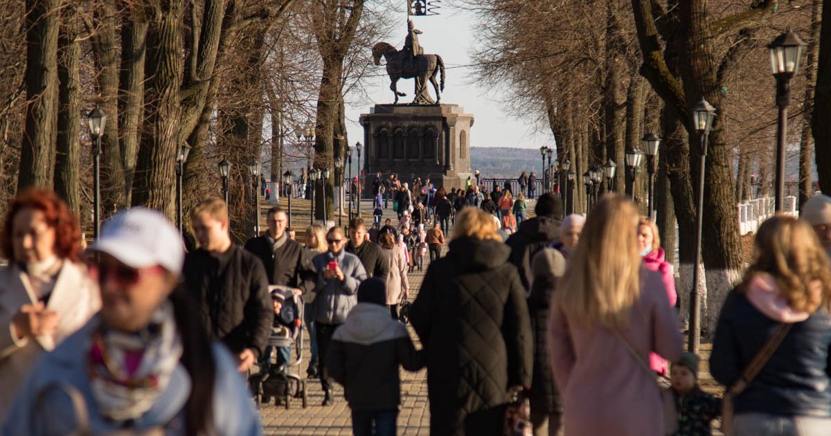 люди гуляют в центре Владимира