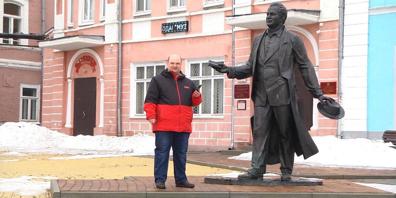 Никита Ефимов у памятника Алексею Фатьянову