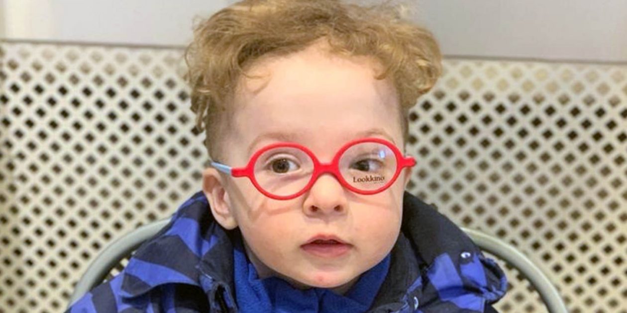 ребенок мальчик в очках
