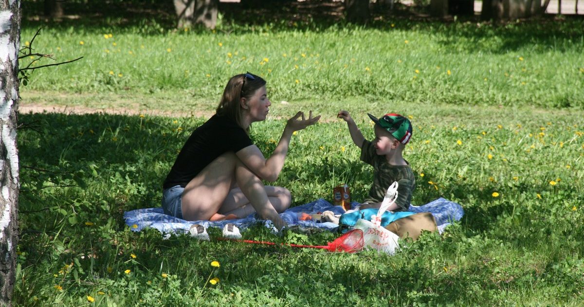 мама с ребенком устроили пикник в парке