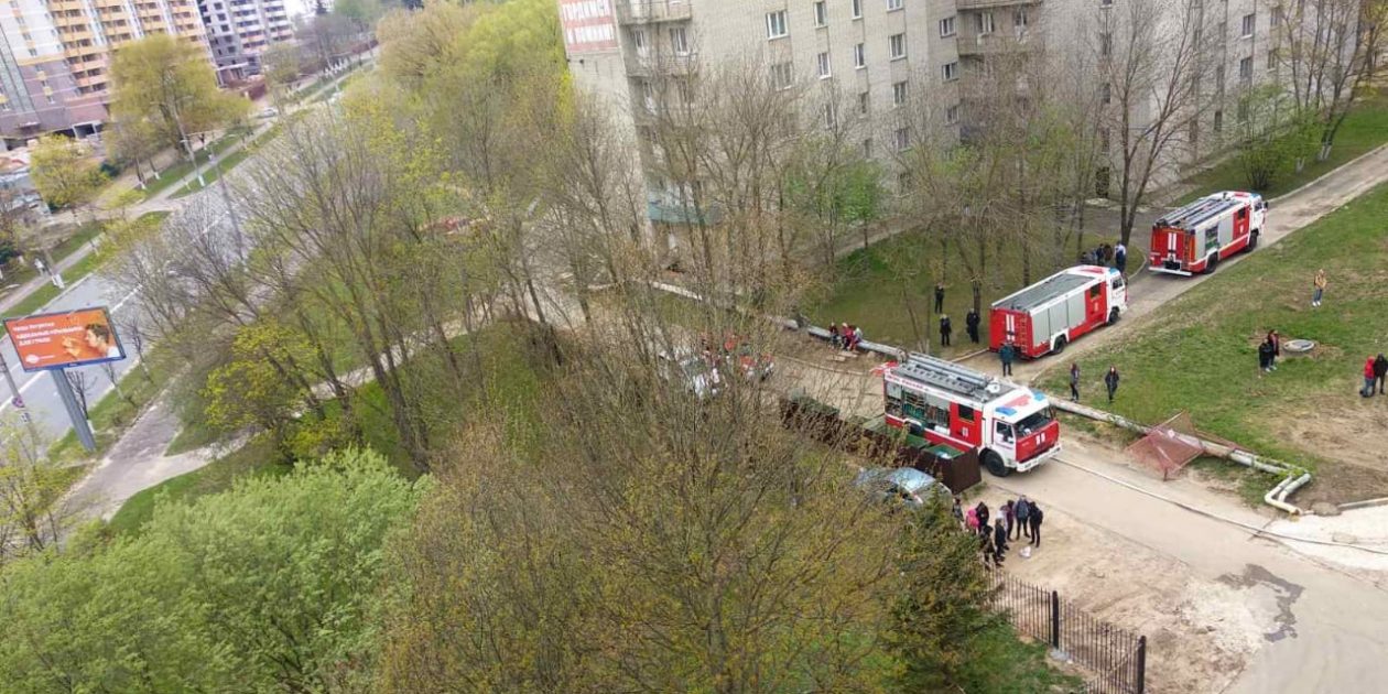 Пожарные машины у общежития ВлГУ